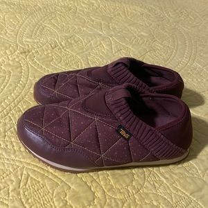 Teva Maroon sneakers
